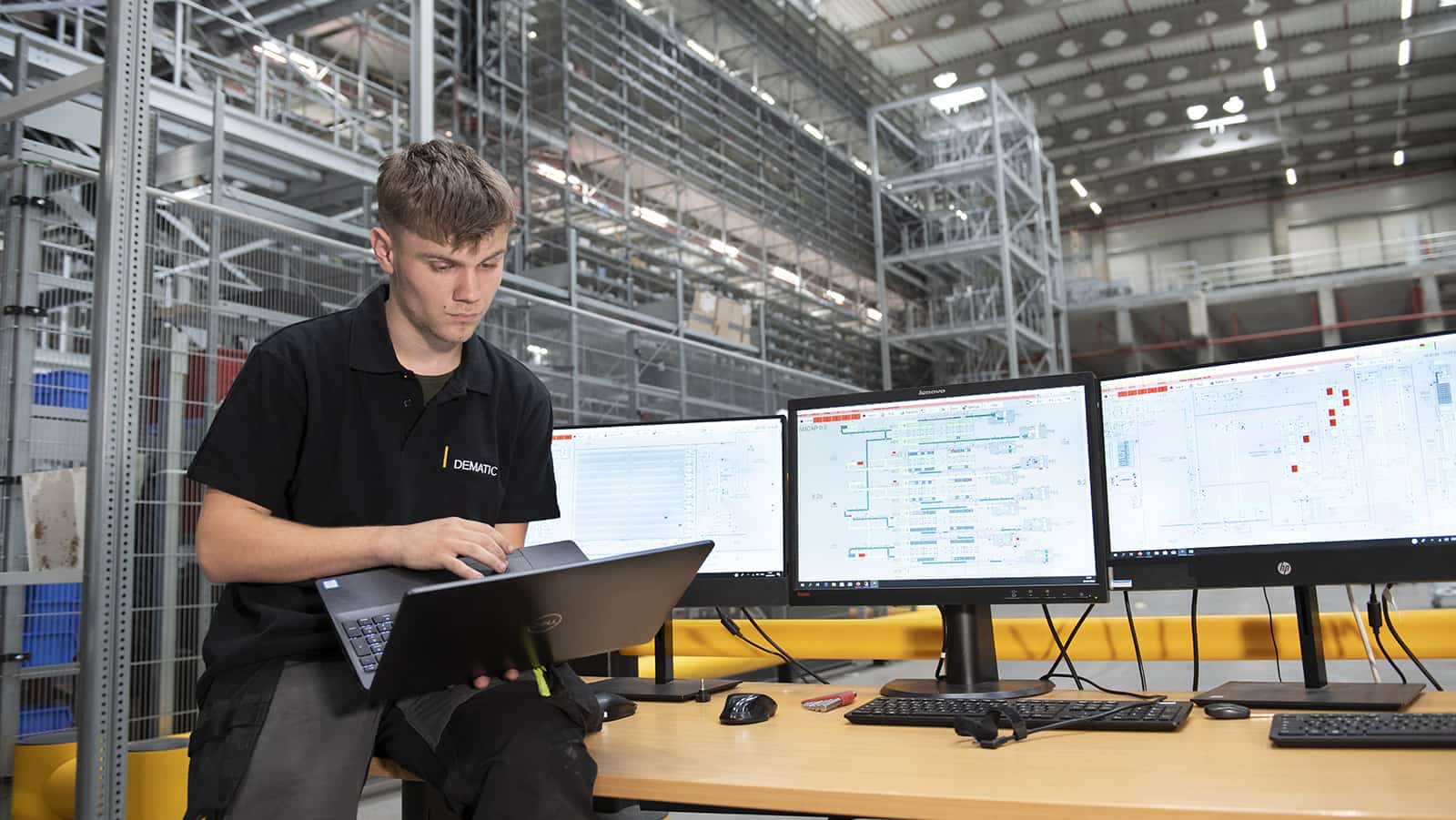 1114_Dematic_Service_Team_IT_1600x900.jpg 1114_Dematic_Service_Team_IT_1600x900.jpg